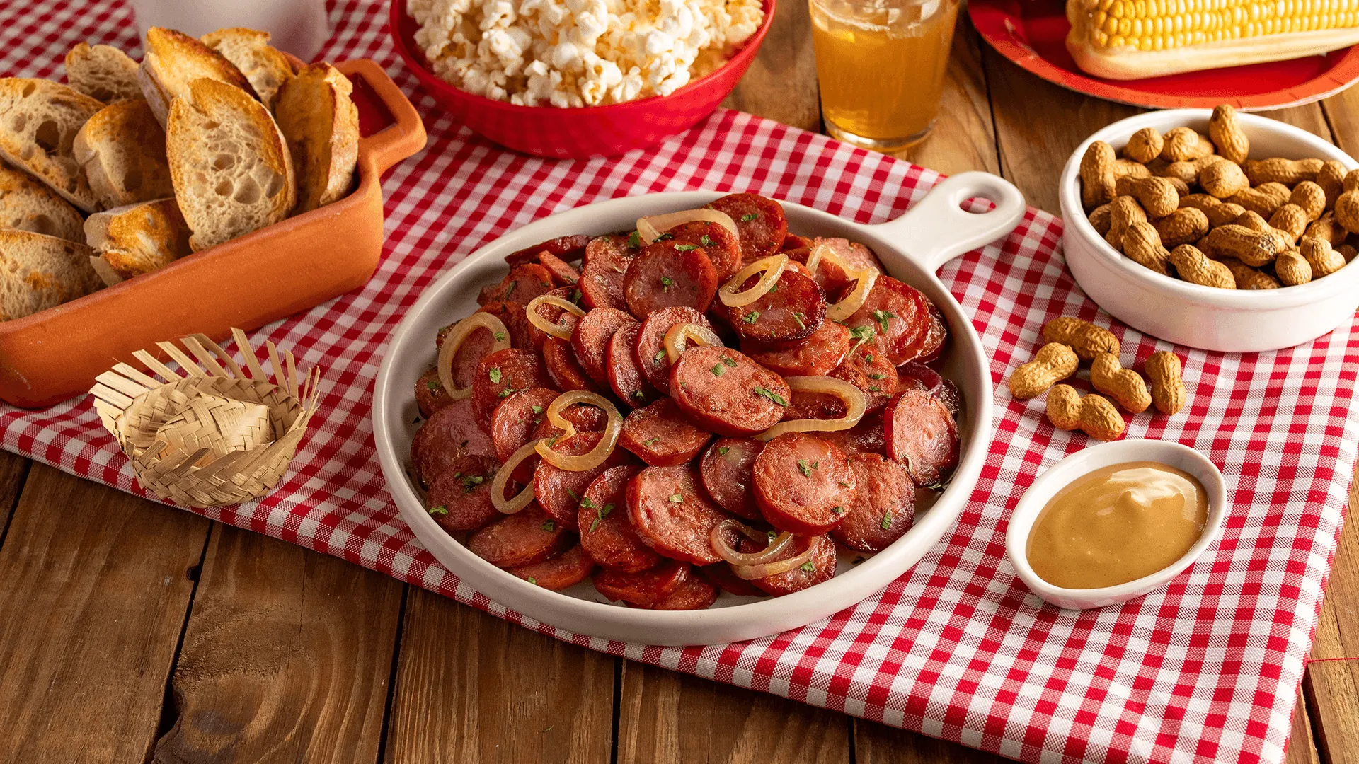 foto da receita Petisco de Linguiça Calabresa Acebolada com Molho de Mel e Mostarda