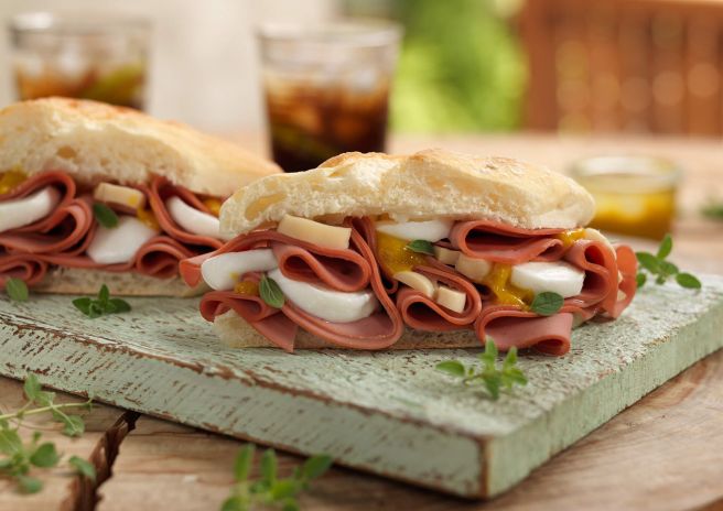 Sanduíche Mortadela Ouro Azeitonas