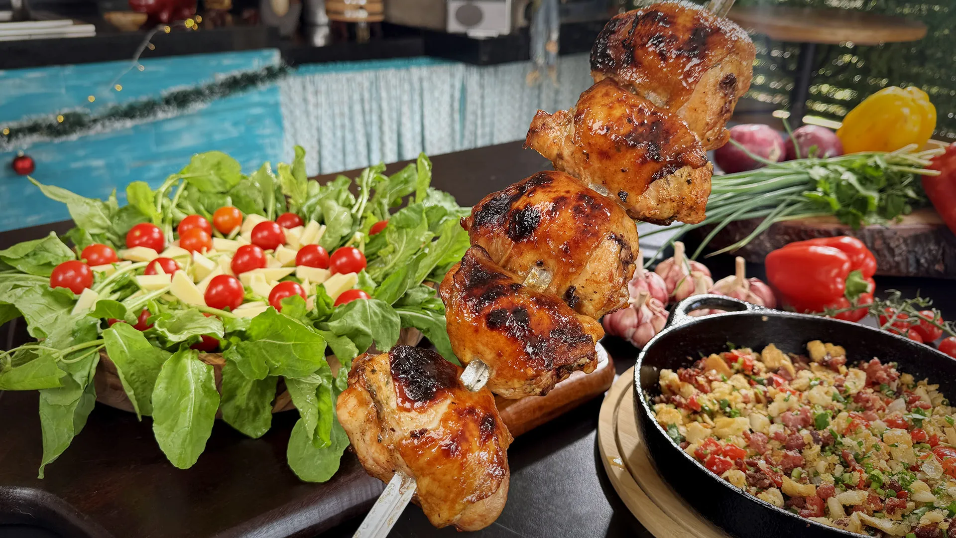 foto da receita Sobrecoxa de Frango com Farofa de Linguiça Natalina Na Brasa