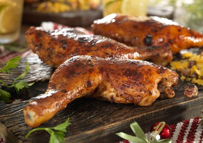 Sobrecoxa de Chester Na Brasa com Farofa de Milho com bacon e passas