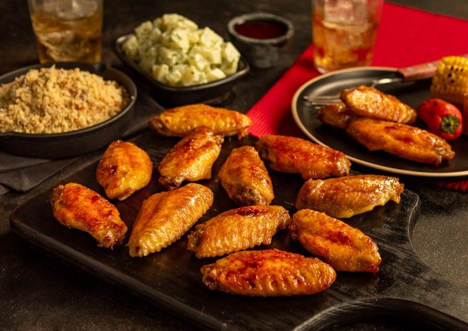 Tulipas de Frango com Molho Agridoce, Salada de Batata cremosa, legumes grelhados e farofa