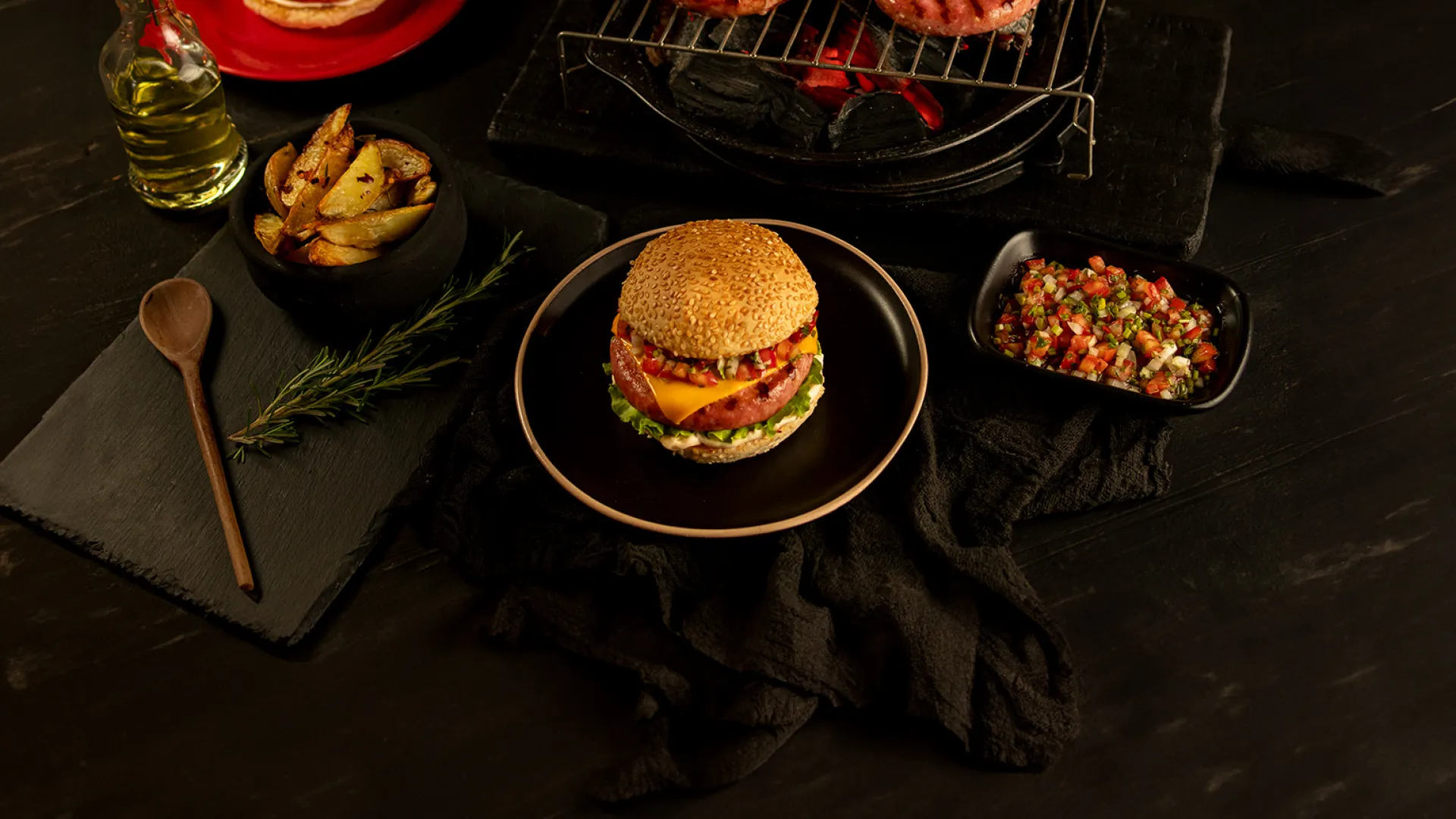 foto da receita Hambúrguer de Linguiça Perdigão na Brasa com Vinagrete Crocante