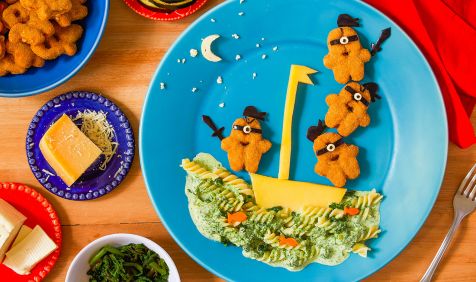 Penne ao Molho Branco com Espinafre e Minions Mini Chicken