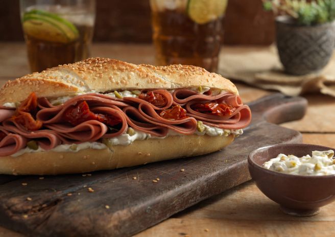 Sanduíche de Mortadela Com Ervas e Tomate Seco