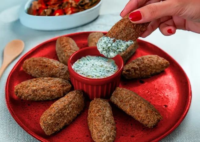 Kibe na Air Fryer com Molho de Hortelã e Cebola Frita