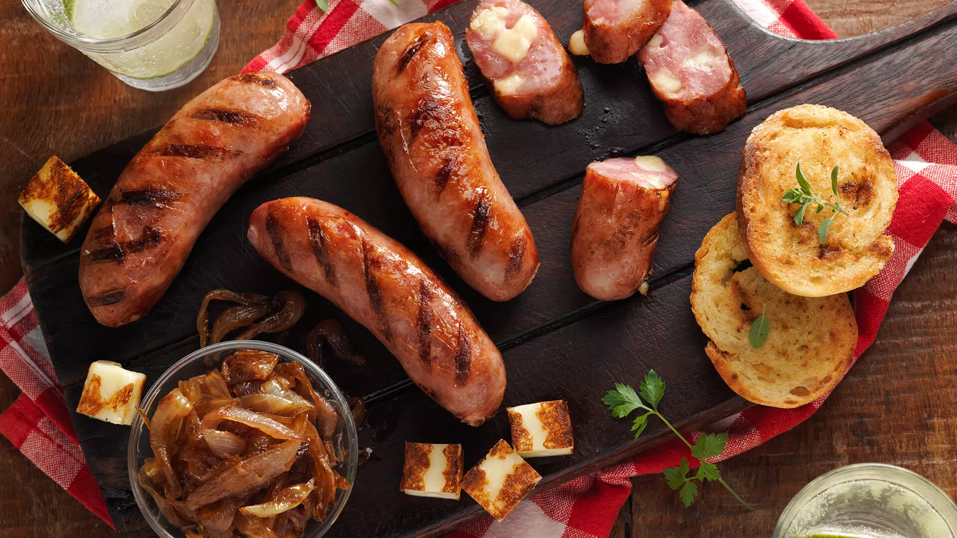 foto da receita Linguiça Toscana com Queijo Coalho Perdigão com Cebola Caramelizada e Pães Tostados no Alho