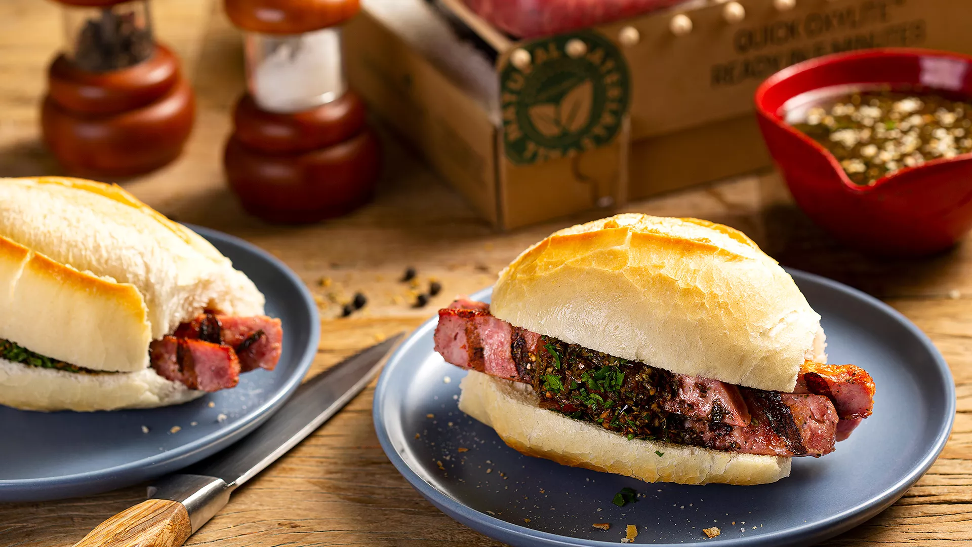 foto da receita Choripan com Linguiça Toscana Fininha ao Chimichurri Perdigão Na Brasa