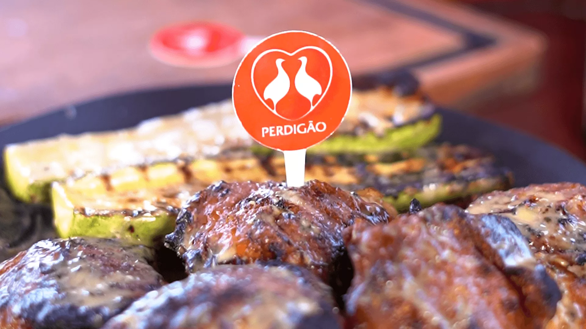 foto da receita Sobrecoxa Perdigão na Brasa ao Molho de Chimichurri com Zucchini Italiano Grelhado e Molho de Gorgonzola