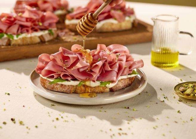 Brusqueta de Mortadela Ouro Perdigão com pistache e mel