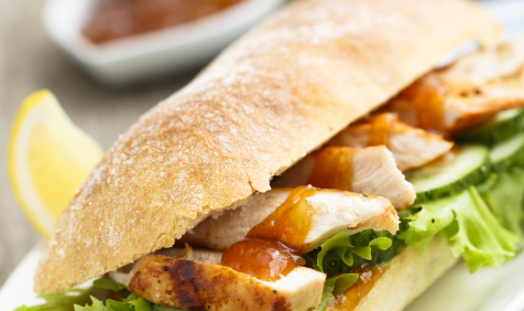 Sanduíche de Fatias de Frango ao Molho de Tomate