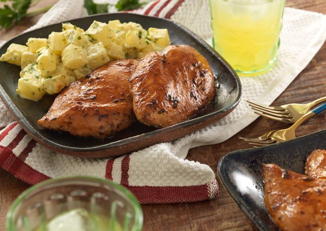 Peito de Frango Desossado Assa Fácil com Salada de Batata