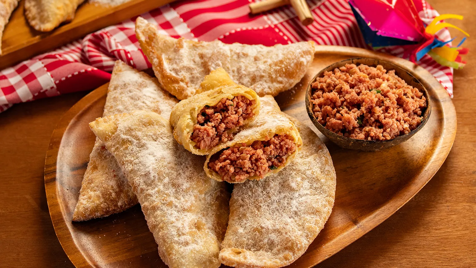 foto da receita Pastel de Festa com Calabresa Moída Passado no Açúcar