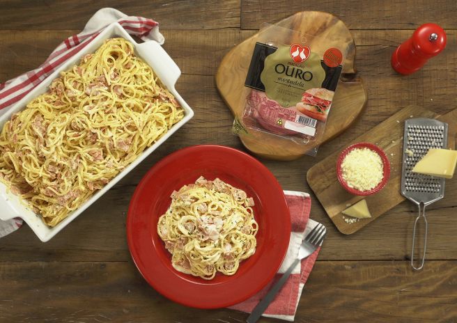 Carbonara cremoso com mortadela