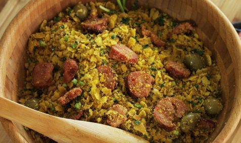 Linguiça Toscana ao Vinagrete e Farofa com Bacon