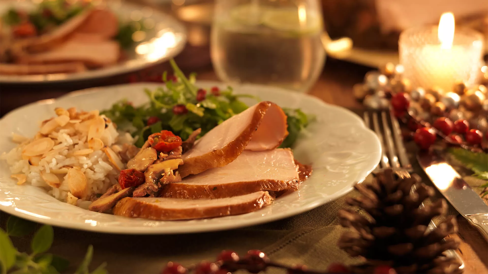 foto da receita Chester Desossado Recheado Servido com Molho de Ervas