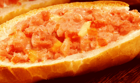 Linguiça Toscana Na Brasa com Vinagrete no Pão