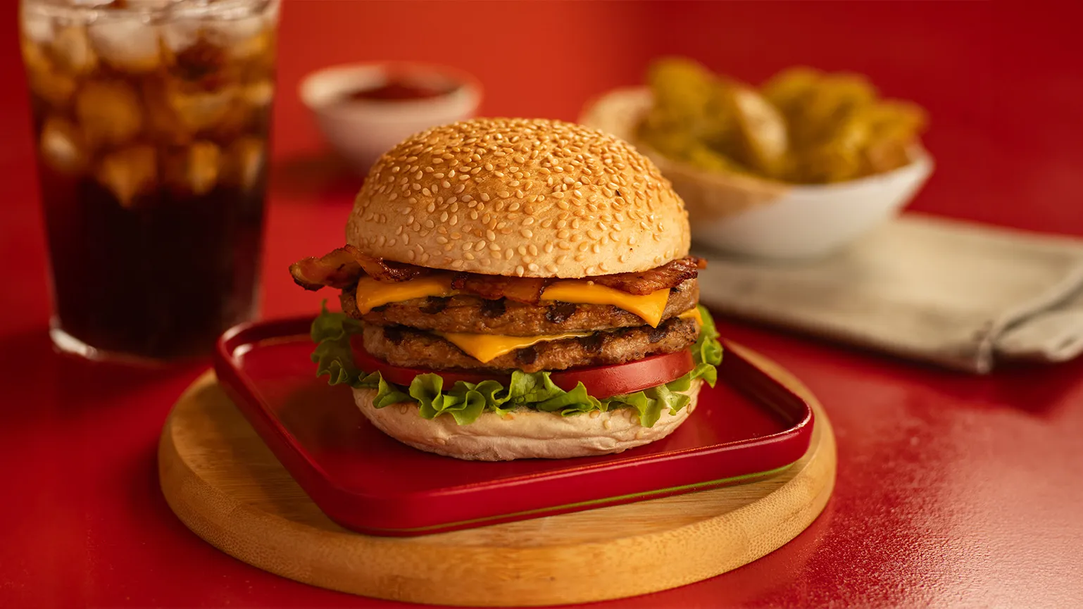 foto da receita Cheeseburguer Salada Duplo com Bacon Crocante