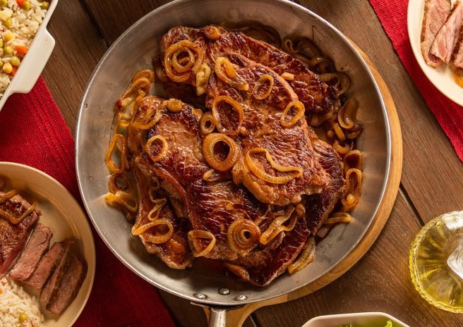 Bife Acebolado com Arroz à Grega