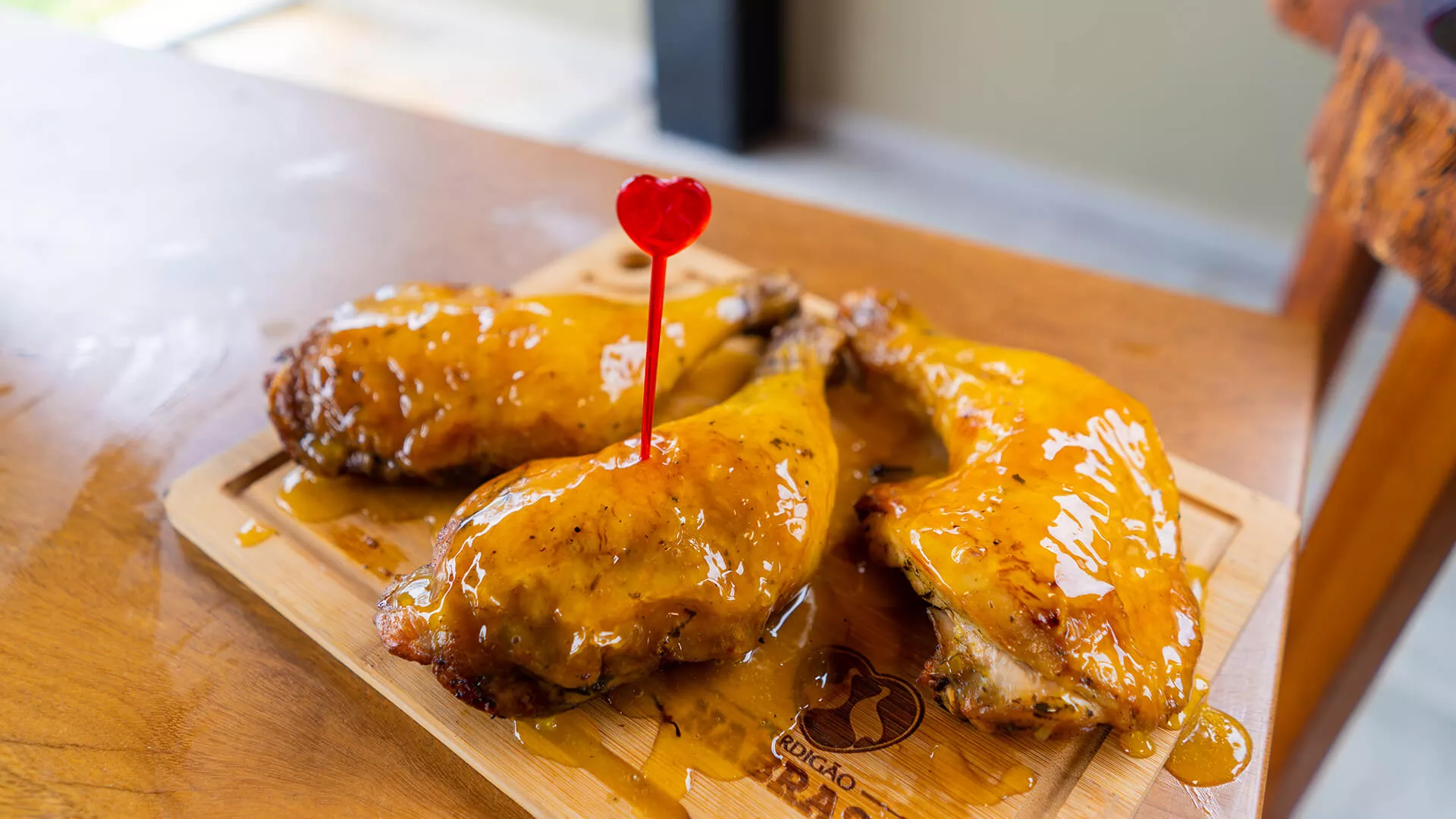 foto da receita Coxas e Sobrecoxa de Chester Perdigão na Brasa com Molho de Laranja e Mel