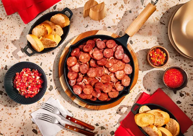 Calabresa acebolada com 3 acompanhamentos