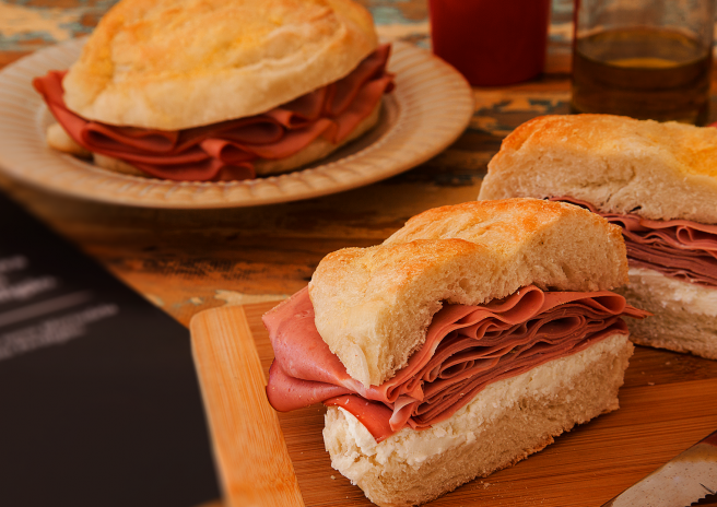 Sanduíche no Pão Português com Mortadela Ouro com Queijo de Cabra
