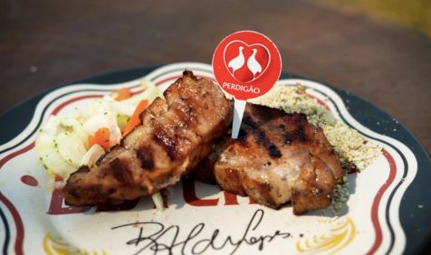 Picanha suína ao alho e ervas Perdigão Na brasa com salada de cebola e pimentão vermelho