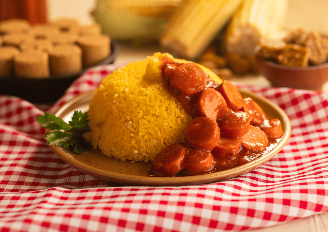 Cuscuz no Micro-ondas com Molho de Tomate e Salsicha