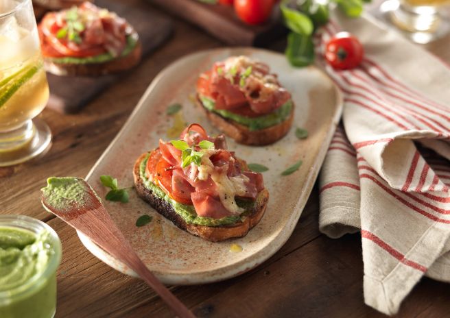 Bruschetta de Mortadela Ouro com Azeitonas com Pesto de Rúcula, Tomates e Cream Cheese