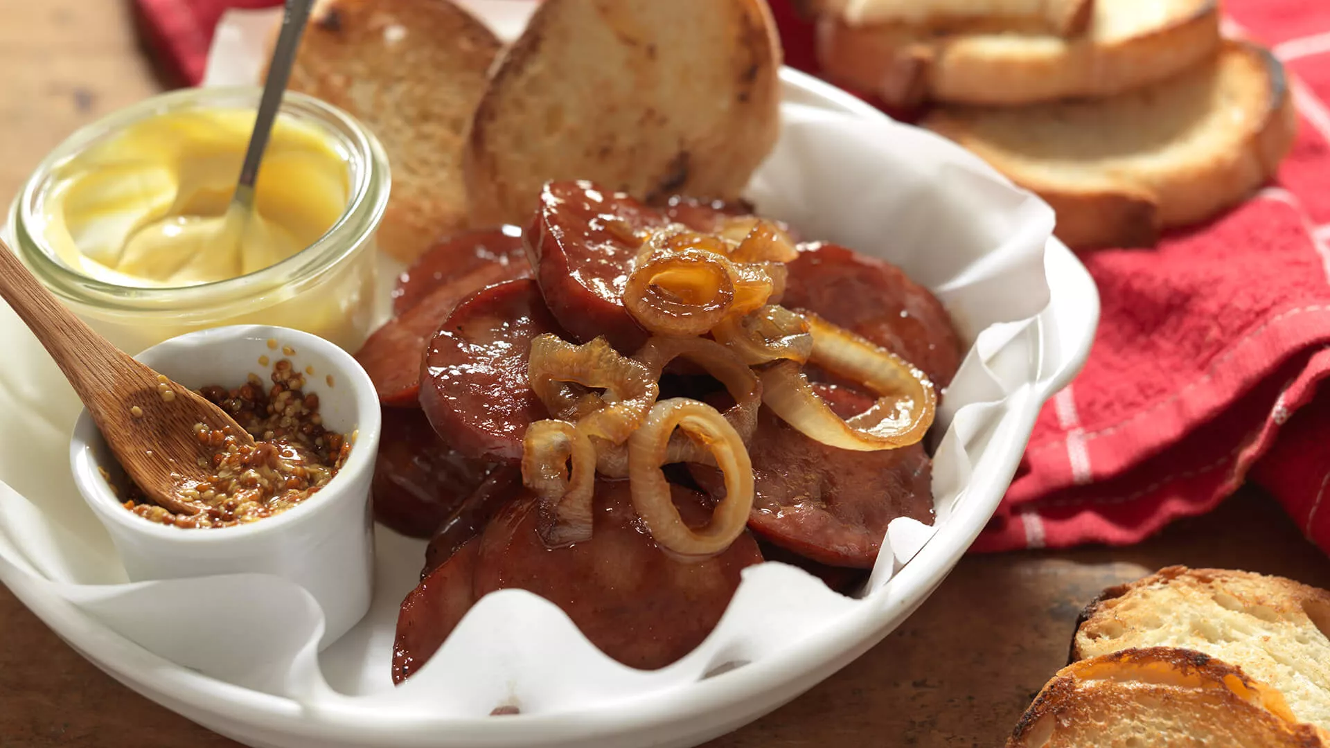 foto da receita Linguiça Paio com Cebolas Caramelizadas e Torradas