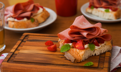 Brusqueta com Philadelphia, Tomate-Cereja, Manjericão e Mortadela Ouro