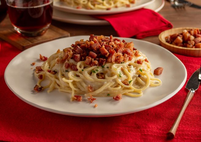 Macarrão ao Molho Branco com Bacon em cubos