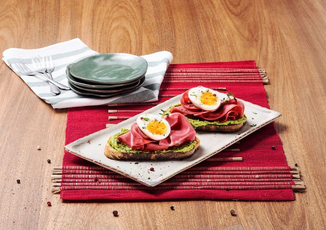 Avocado Toast com Mortadela Ouro