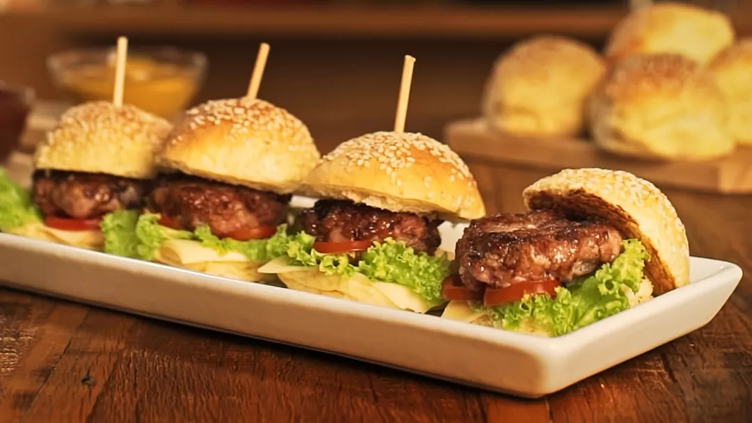 foto da receita Mini-hambúrguer de Linguiça com Pimenta-Biquinho Na Brasa