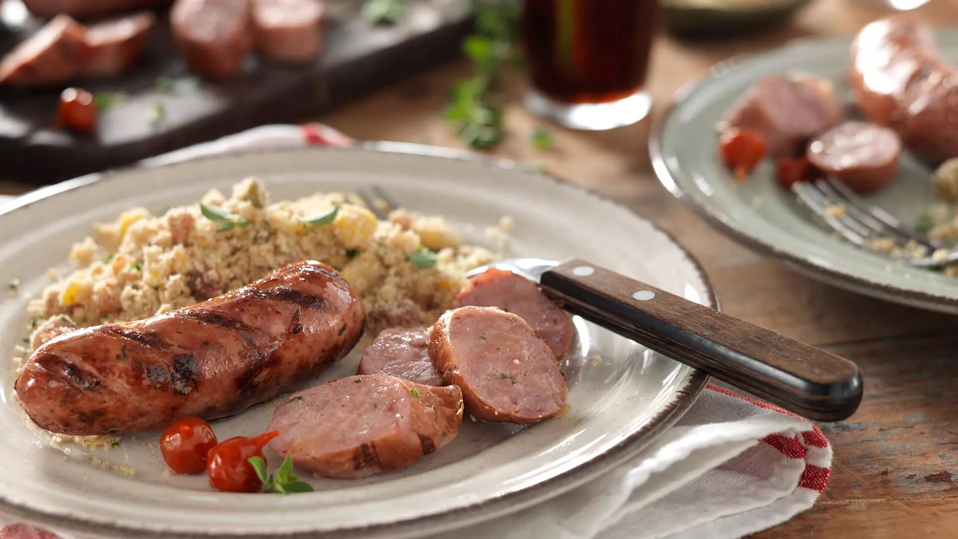foto da receita Linguiça Toscana com Alho e Ervas Perdigão com Farofa de Bacon