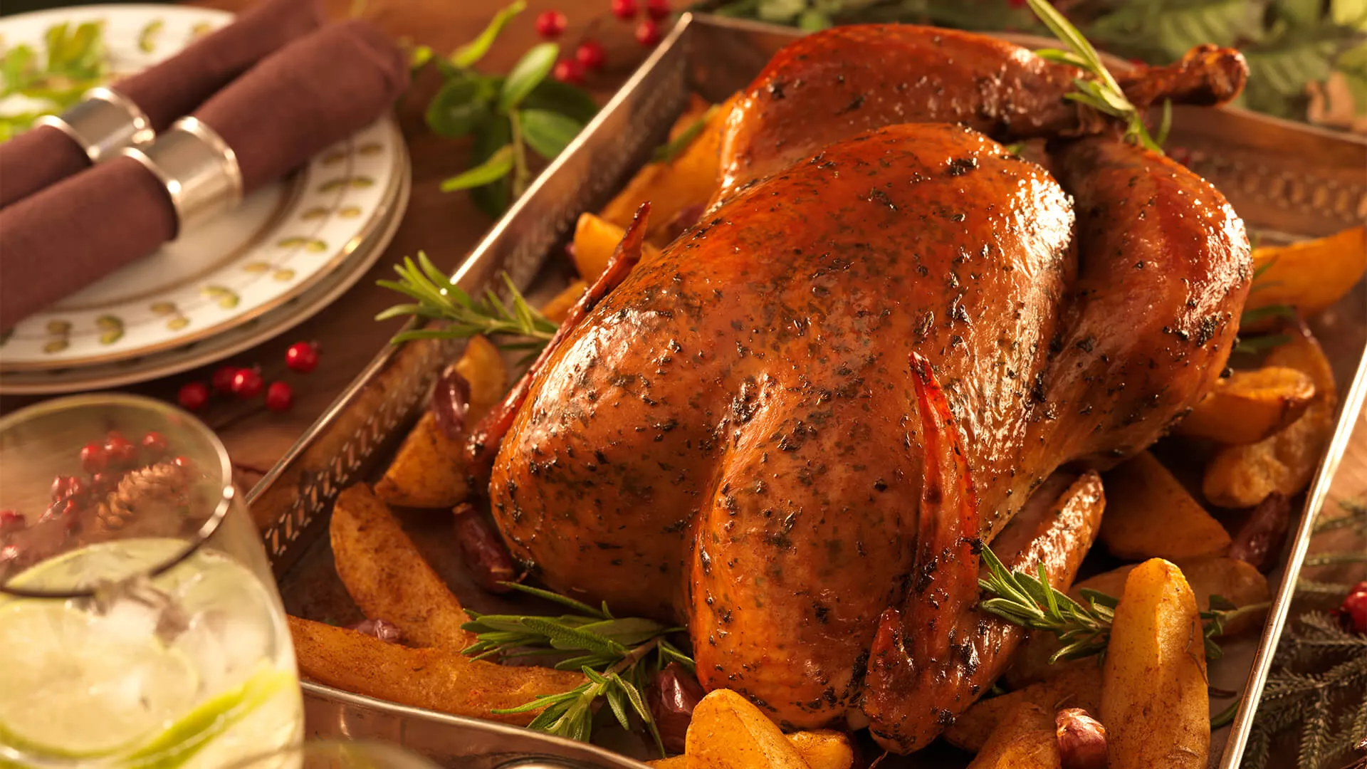 Peru Assado na Manteiga com Batatas Rústicas e Alho Assado