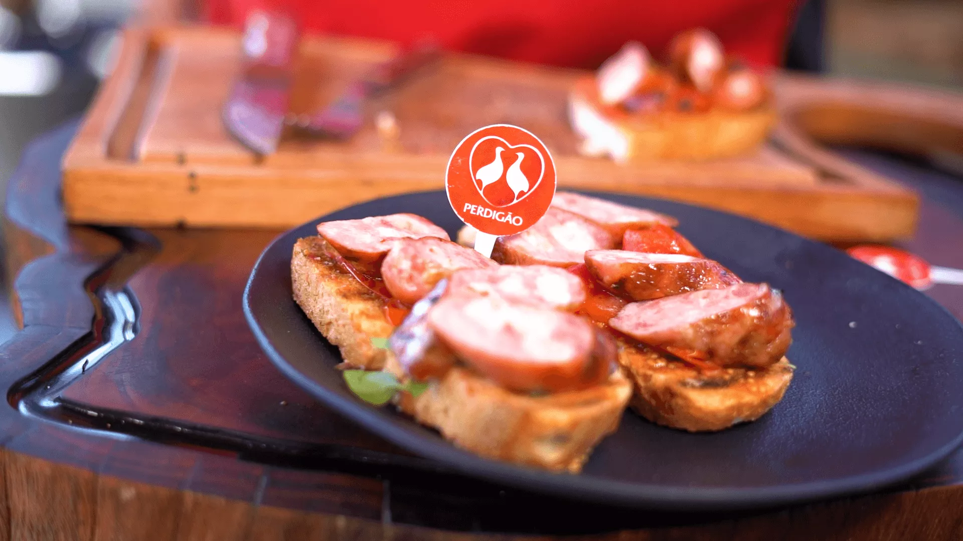 foto da receita Linguiça Recheada com Queijo Coalho Perdigão na Brasa com Bruschetta ÍTalo Grelhada com Tomatinhos Cereja