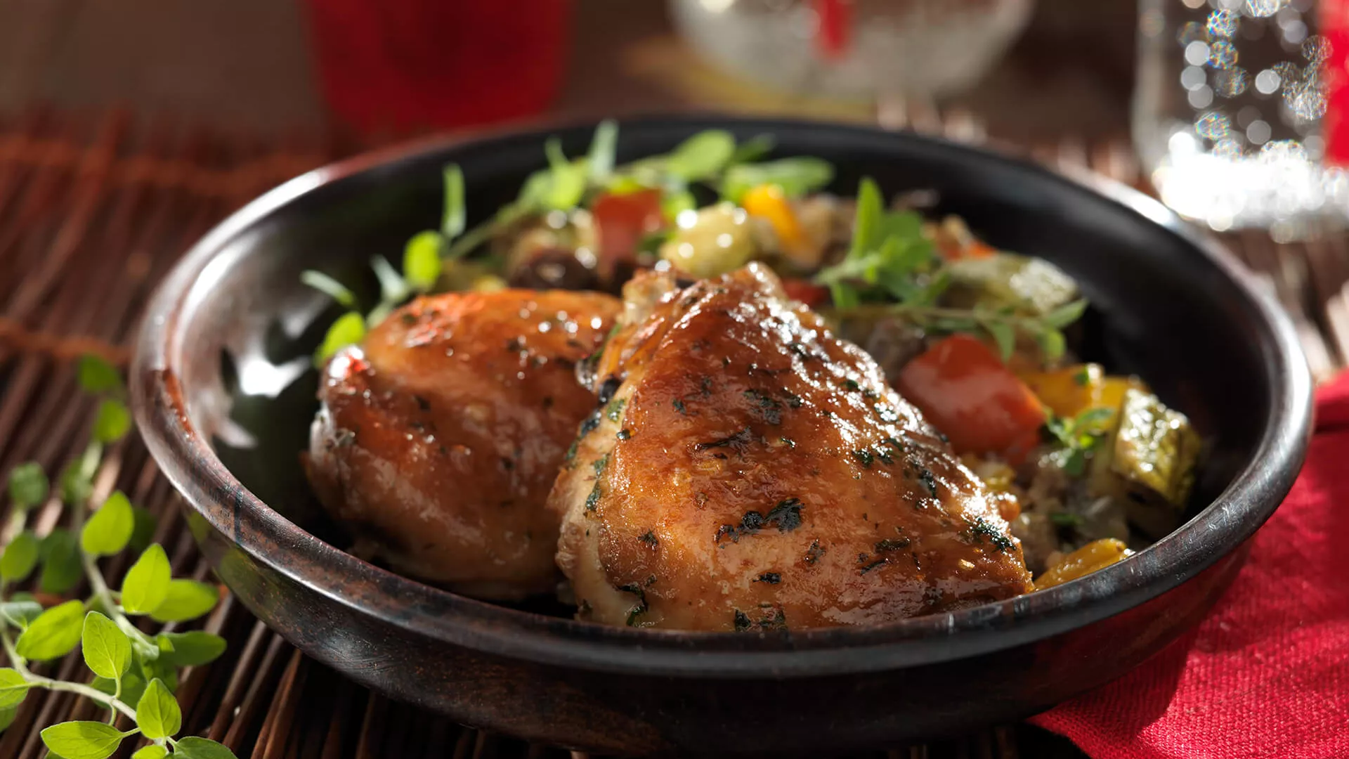 foto da receita Sobrecoxa de Frango com Osso Assa Fácil e Caponata de Berinjela