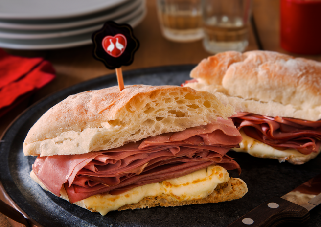 Sanduíche na Ciabatta com Mortadela Ouro e Queijo de Minas Padrão