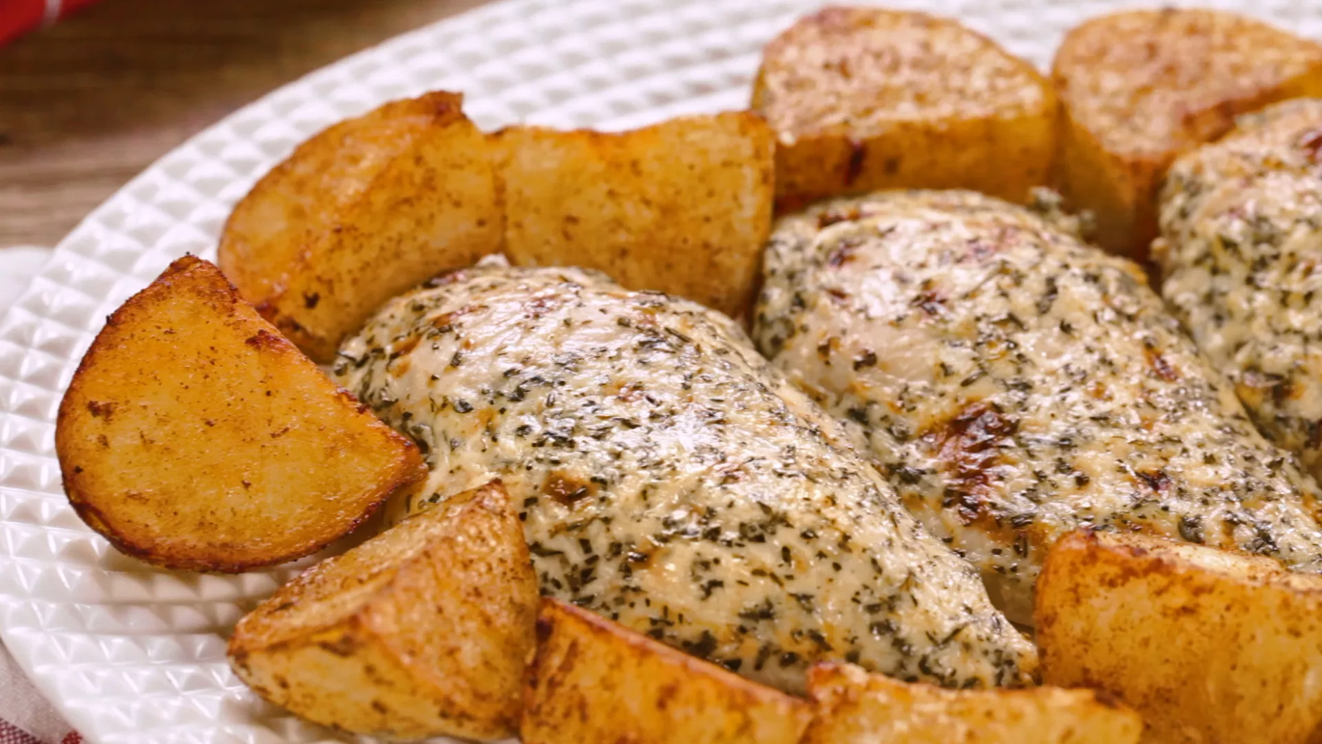 foto da receita Peito de Frango Assa Fácil com Ervas e Batatas