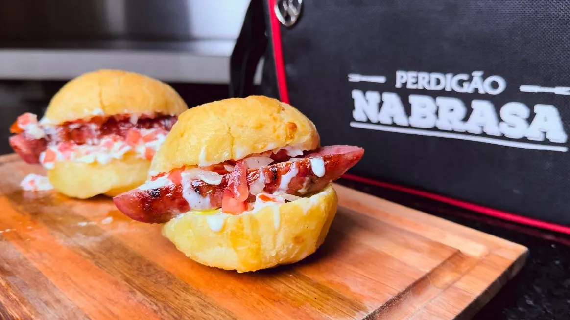 foto da receita Linguiça Toscana com Queijo Coalho Perdigão Na Brasa com Pão de Queijo ao Toque de Alho