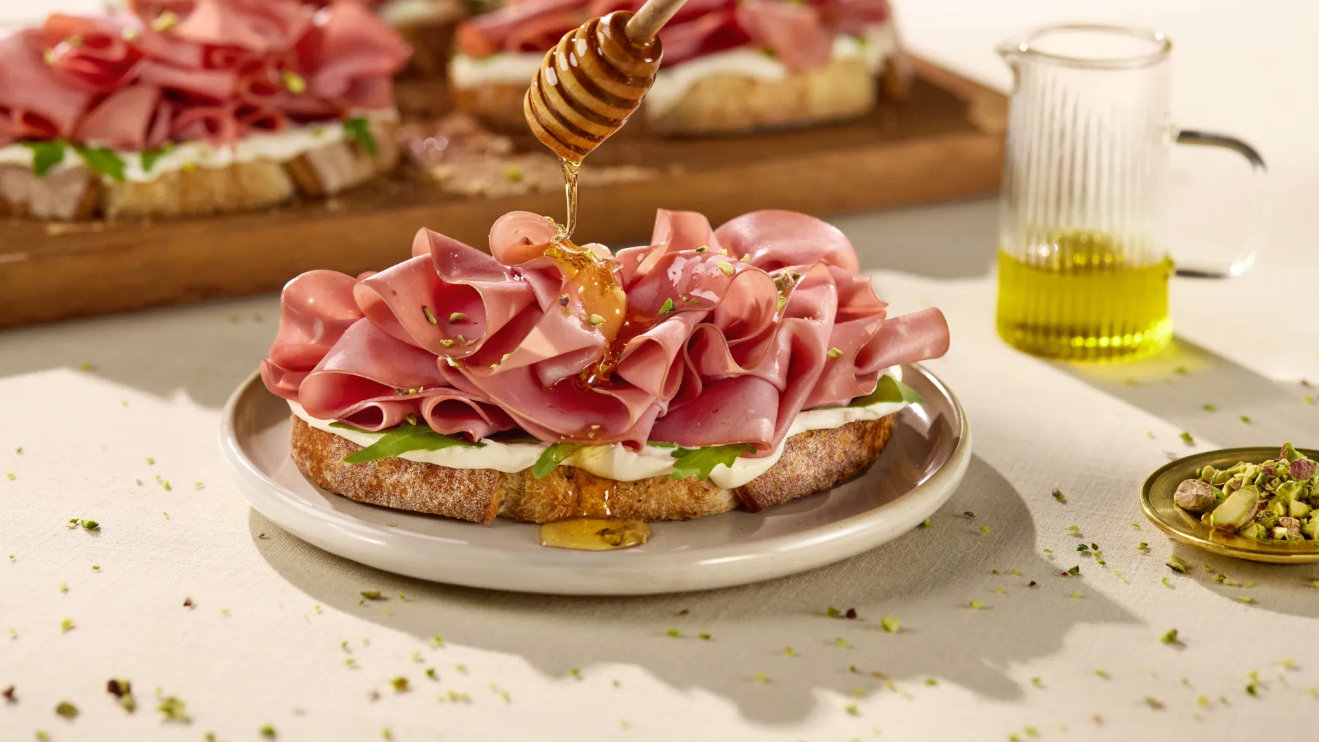 foto da receita Brusqueta de Mortadela Ouro Perdigão com pistache e mel