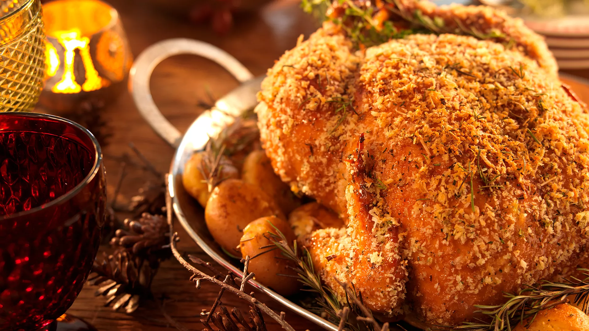 foto da receita Chester assado com crosta de ervas e batatas ao murro