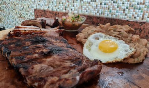Costela Suína Perdigão Na Brasa com Pirão de Feijão, Tartar de Laranja e Ovo Frito