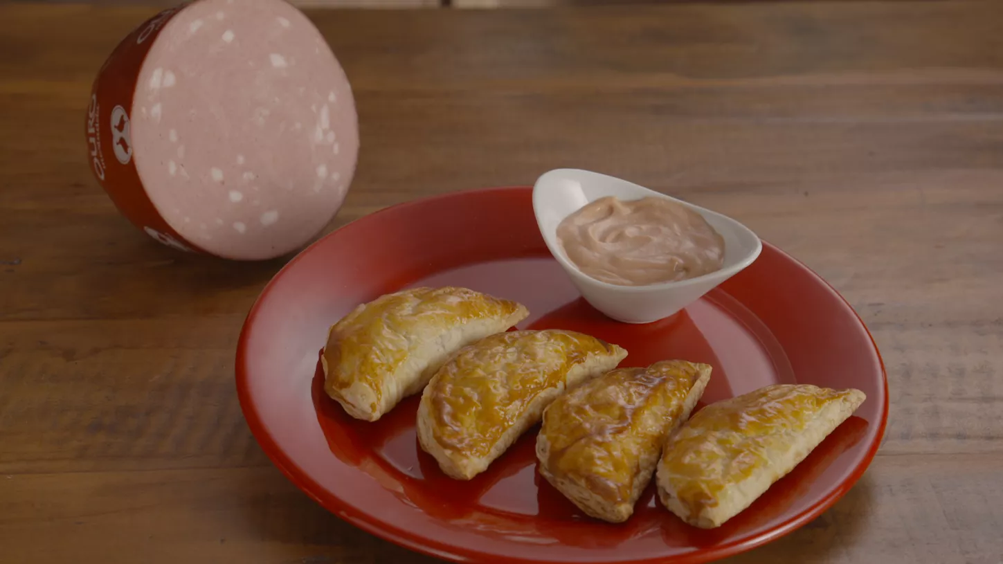 foto da receita Meia-Lua de Mortadela Ouro com Massa Folhada