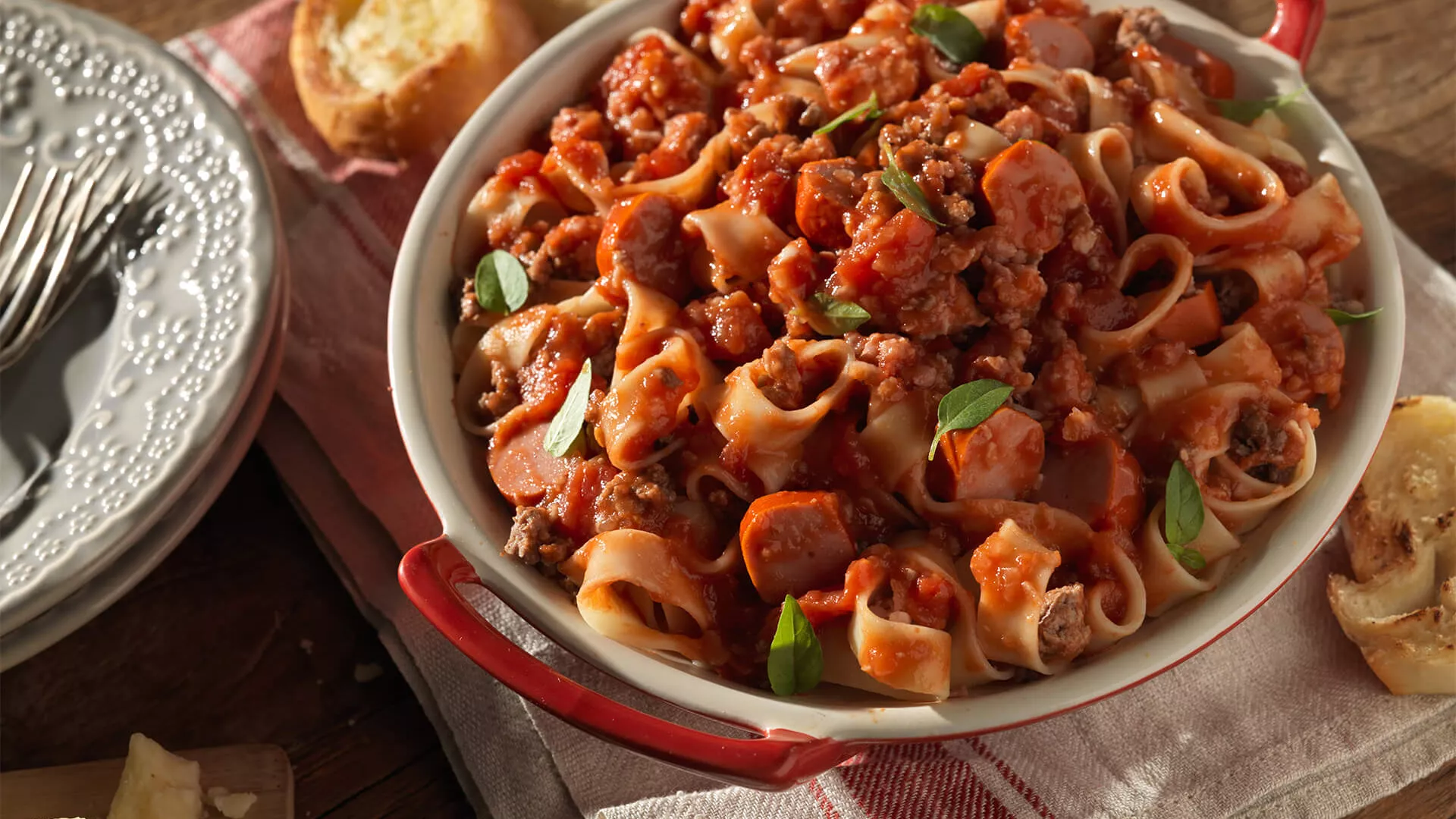 foto da receita Macarrão à Bolonhesa de Salsicha e Manjericão Fresco