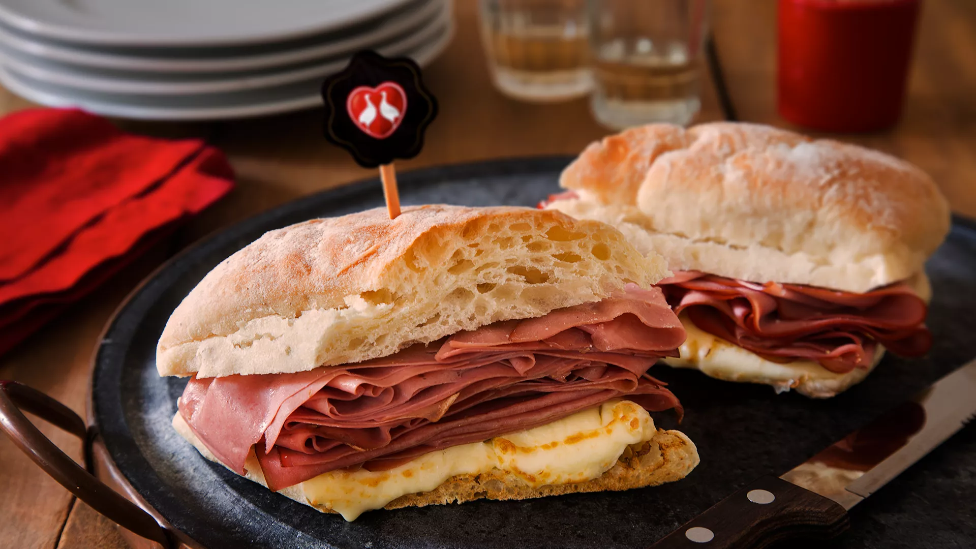 foto da receita Sanduíche na Ciabatta com Mortadela Ouro e Queijo de Minas Padrão