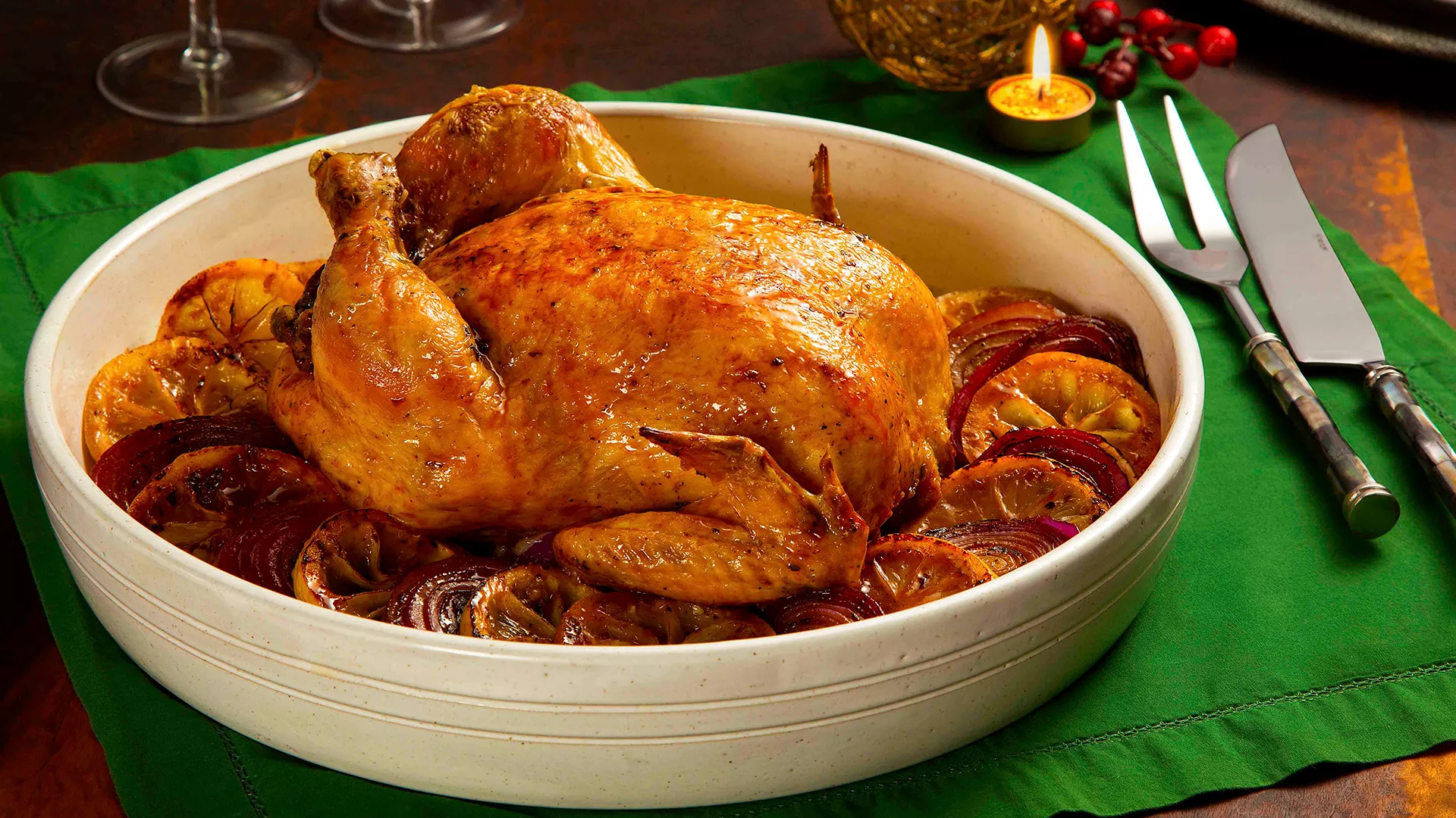 foto da receita Chester Azeite e Ervas Assado em Cama de Limão Siciliano e Cebola