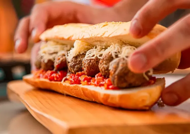 Sanduíche de Almôndega com Molho de Tomate e Queijo