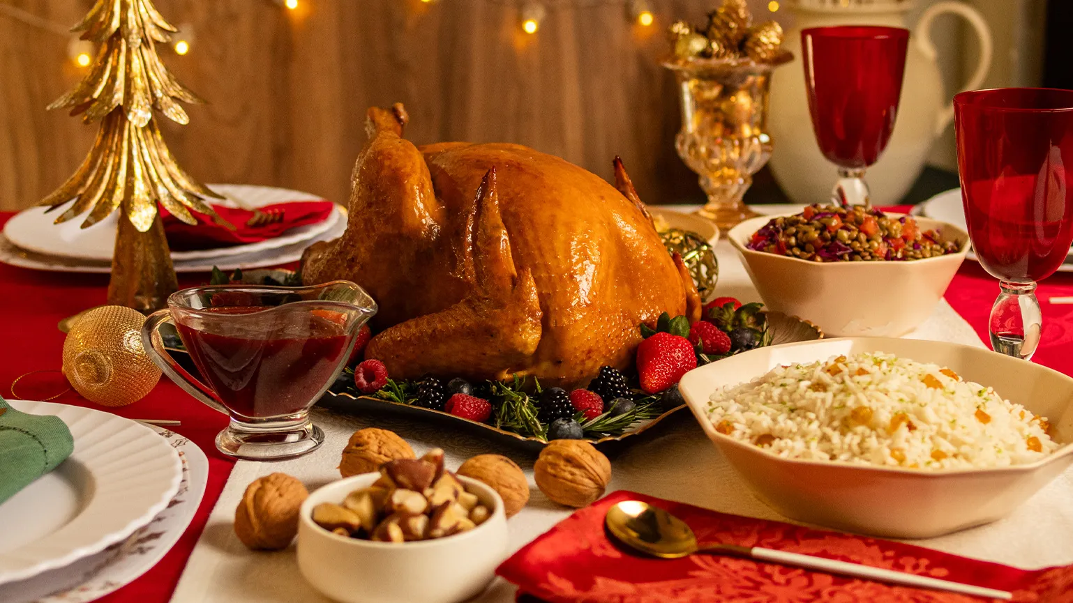 foto da receita Peru com Margarina e Ervas, Molho de Frutas Vermelhas e Arroz com Uva-passa Branca e Raspas de Limão