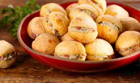 Pão de Queijo Tradicional Recheado com Patê de Salame